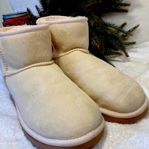 UGG short classic boot in cream color. Size 8. 100% Sheepskin.